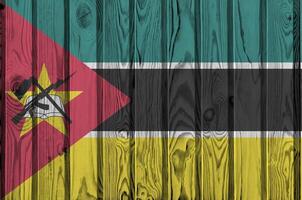 Mozambique vlag afgebeeld in helder verf kleuren Aan oud houten muur. getextureerde banier Aan ruw achtergrond foto