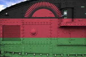 Malawi vlag afgebeeld Aan kant een deel van leger gepantserd tank detailopname. leger krachten conceptuele achtergrond foto