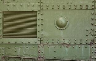 de structuur van de muur van de tank, gemaakt van metaal en versterkt met een menigte van bouten en klinknagels. afbeeldingen van de aan het bedekken van een gevecht voertuig van de tweede wereld oorlog foto
