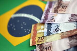 braziliaans geld rekeningen Aan top van de nationaal vlag van federatief republiek van Brazilië foto