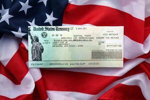 Verenigde staten schatkist terugbetaling controleren Aan golvend Amerikaans vlag foto