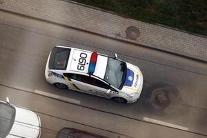 ternopil, Oekraïne - juli 7, 2023 oekraïens patrouille Politie wit auto met Politie lichten en stickers in dag foto