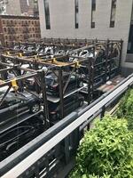 nieuw york stad - juni 06, 2020 geautomatiseerd auto parkeren systeem ondersteunen de gebrek van parkeren veel in de stad. automatisch multi verhaal geautomatiseerd auto park systemen zijn minder duur per parkeren sleuf. foto