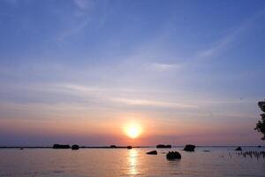 zonsondergang Bij de zee, mooi foto digitaal afbeelding