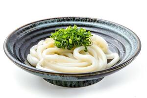 ai gegenereerd udon geserveerd Aan een bord geïsoleerd Aan een wit achtergrond foto