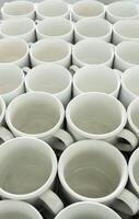 rij van koffie cups klaar naar gebruik foto