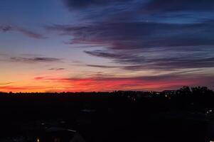 kleurrijk bewolkt zonsopkomst over- de stad- foto