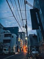 zacht licht Aan de komt eraan van avond in tokyo foto