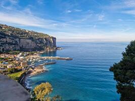 de prachtig amalfi kust in Italië is gevierd voor haar adembenemend kust- vergezichten, charmant dorpen, en rijk cultureel erfenis. foto