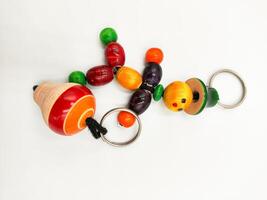 levendig handgemaakt houten speelgoed van Indië kleurrijk voorwerpen Aan wit achtergrond voor verbijsterend Product fotografie foto