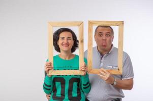 studio portret van man en vrouw in foto kader gelukkig familie 1