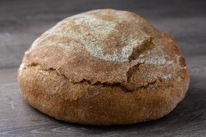 geheel graan vers gebakken brood Aan de tafel 4 foto