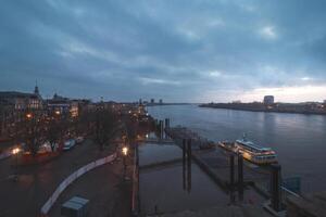 visie van de stad van antwerpen en haar haven Bij schemering. belgisch steden in de west van de land foto