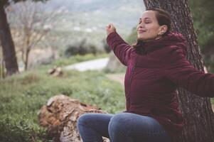 gelukkig jong vrouw genieten van een weekend buitenshuis, ontspannende in de natuur foto