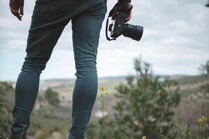 detailopname professioneel camera in de handen van mannetje reiziger fotograaf foto