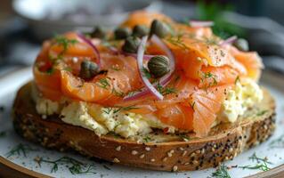 ai gegenereerd heerlijk rogge brood geroosterd brood met gerookt Zalm, door elkaar gegooid eieren, en kappertjes foto