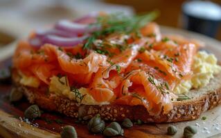 ai gegenereerd lekker rogge geroosterd brood met gerookt Zalm, romig door elkaar gegooid eieren, en kappertjes foto