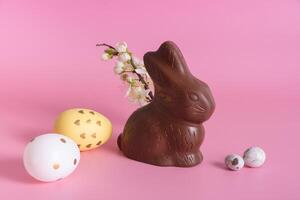 chocola konijn symbool naar Pasen vakantie Aan een roze achtergrond foto