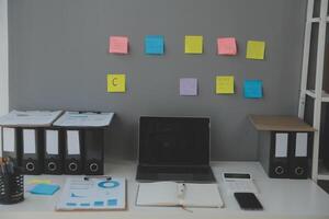 studio werkruimte met laptop computer en kantoor benodigdheden. werk van huis. met kopiëren ruimte foto