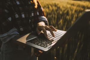 slim boerderij. boer met tablet in de veld. landbouw, tuinieren of ecologie concept. oogsten. agro bedrijf. foto