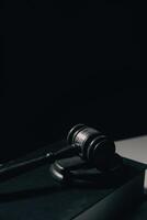 beeld van van de rechter hamer, balans dame van gerechtigheid, wet boek, laptop computer en contract documenten met pen concept van wet en gerechtigheid. foto