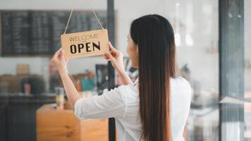 jong ondernemer Holding Open teken Aan glas deur Bij cafe foto