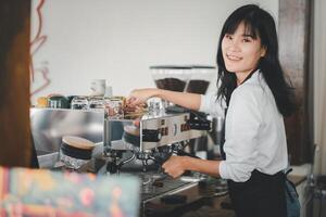 een vriendelijk barista met een gastvrij glimlach bereidt zich voor een vers koffie gebruik makend van een espresso machine in een bruisend cafe omgeving. foto