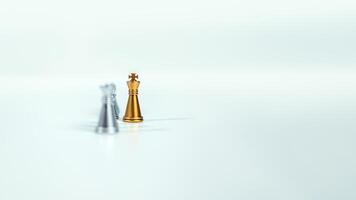 gouden koning schaak Aan de bord in voorkant van zilver schaak stukken Aan wit achtergrond met kopiëren ruimte, leiderschap, vechter, bedrijf leiderschap, wedstrijd, confrontatie, en bedrijf strategie concept. foto