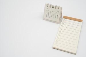 leeg controleren lijst voor tekst met checkbox en gemakkelijk bureau kalender voor juli 2024. blanco naar Doen lijst voor tekst in jul. kopiëren ruimte. foto