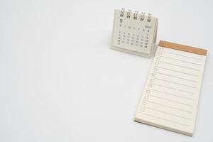 leeg controleren lijst voor tekst met checkbox en gemakkelijk bureau kalender voor september 2024. blanco naar Doen lijst voor tekst in sept. kopiëren ruimte. foto