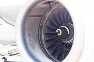 detailopname voorkant visie van de turbine van een Jet motor, een vliegtuig Bij de luchthaven foto