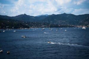 luxe jachten in de diep blauw zee in noordelijk Italië foto