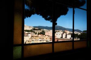 visie van Genua door de gebrandschilderd glas venster van de kabelbaan foto
