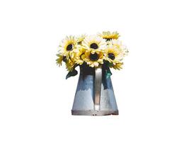 zonnebloemen en geel bloemen geregeld in een vaas foto
