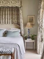 ai gegenereerd elegant benoemd slaapkamer straalt uit wijnoogst charme met haar bloemen gevormde draperie en beddengoed, aangevuld door klassiek meubilair en een zacht, uitnodigend kleur palet foto