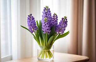 ai gegenereerd bloeide hyacint, voorjaar bloemen veel, Purper boeket in water, glas vaas Aan hout bureau Bij venster. foto