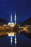 uzungol moskee reflecterend in de meer Bij zonsondergang, Trabzon, kalkoen foto