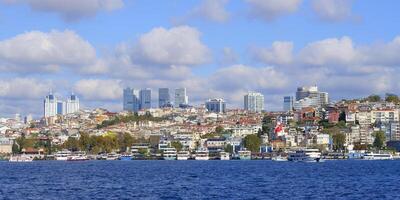 horizon van besiktas bekeken van de bosporus, Istanbul, kalkoen foto