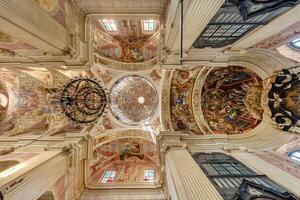 interieur koepel en op zoek omhoog in een oud gotisch Katholiek kerk plafond foto