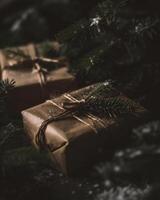 ai gegenereerd Kerstmis boom en geschenk dozen Aan donker achtergrond. wijnoogst stijl afgezwakt afbeelding foto
