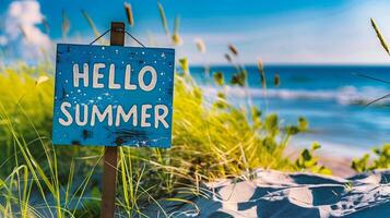 ai gegenereerd Hallo zomer teken Aan de strand met groen gras en blauw lucht achtergrond foto
