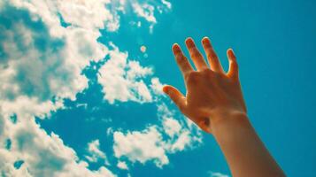 ai gegenereerd man's hand- bereiken omhoog Aan blauw lucht met wit wolken achtergrond foto