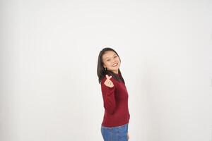 jong Aziatisch vrouw in rood t-shirt tonen Koreaans liefde vinger geïsoleerd Aan wit achtergrond foto