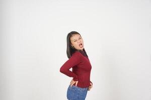 jong Aziatisch vrouw in rood t-shirt lijden taille pijn geïsoleerd Aan wit achtergrond foto
