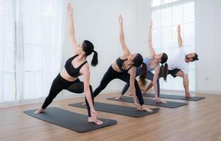 groep van mensen beoefenen yoga in een studio. yoga klasse concept. foto