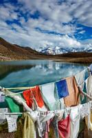 gebed vlaggen en dankar meer. spiti vallei, himachal pradesh, Indië foto