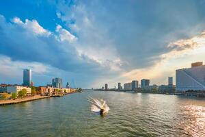 Rotterdam stadsgezicht visie over- nieuwe maas rivier, Nederland foto