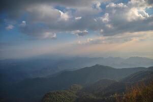 mooi berg reeks en zonsondergang Aan khao san nok wua kanchanaburi.khao san nok wua is de hoogste berg in khao laem nationaal park. het is 1767 meter bovenstaand zee niveau. foto