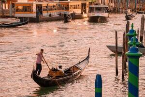 toneel- groots kanaal gondels in Venetië, Italië Aan een zonnig dag foto