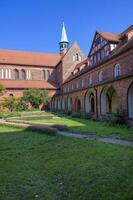 lehnin, duitsland, 2021, voormalig cisterciënzer lehnin klooster, st Maria gotisch kerk en klooster binnenplaats, brandenburg, Duitsland foto